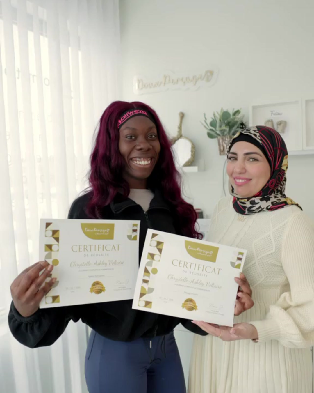 Étudiantes avec leurs certificats